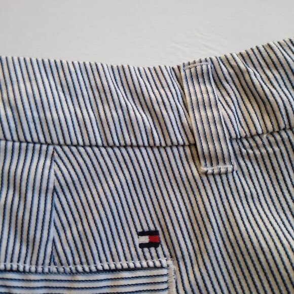 Ladies SZ 2 Tommy Hilfiger Pinstripe  Blue/White Short - Picture 4 of 5